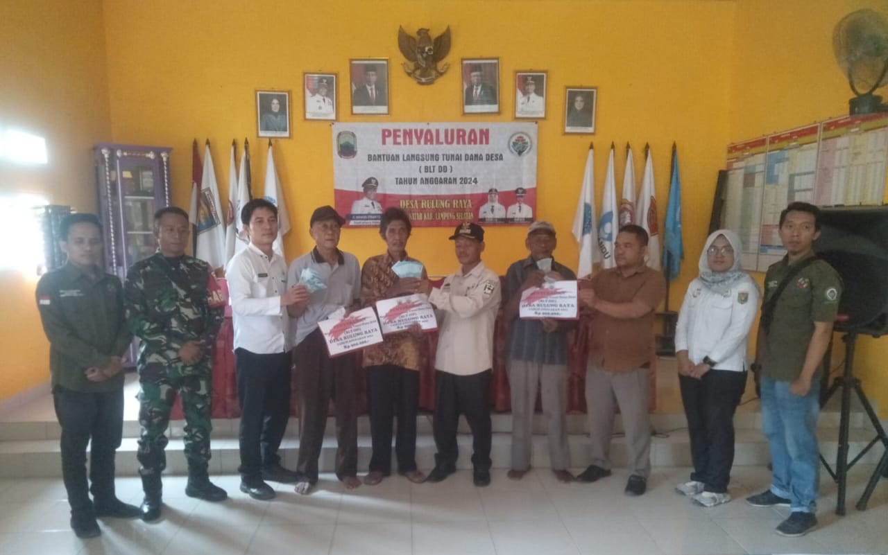 Desa Rulung Raya Salurkan Bantuan Langsung Tunai Untuk 20 Keluarga Kurang Mampu