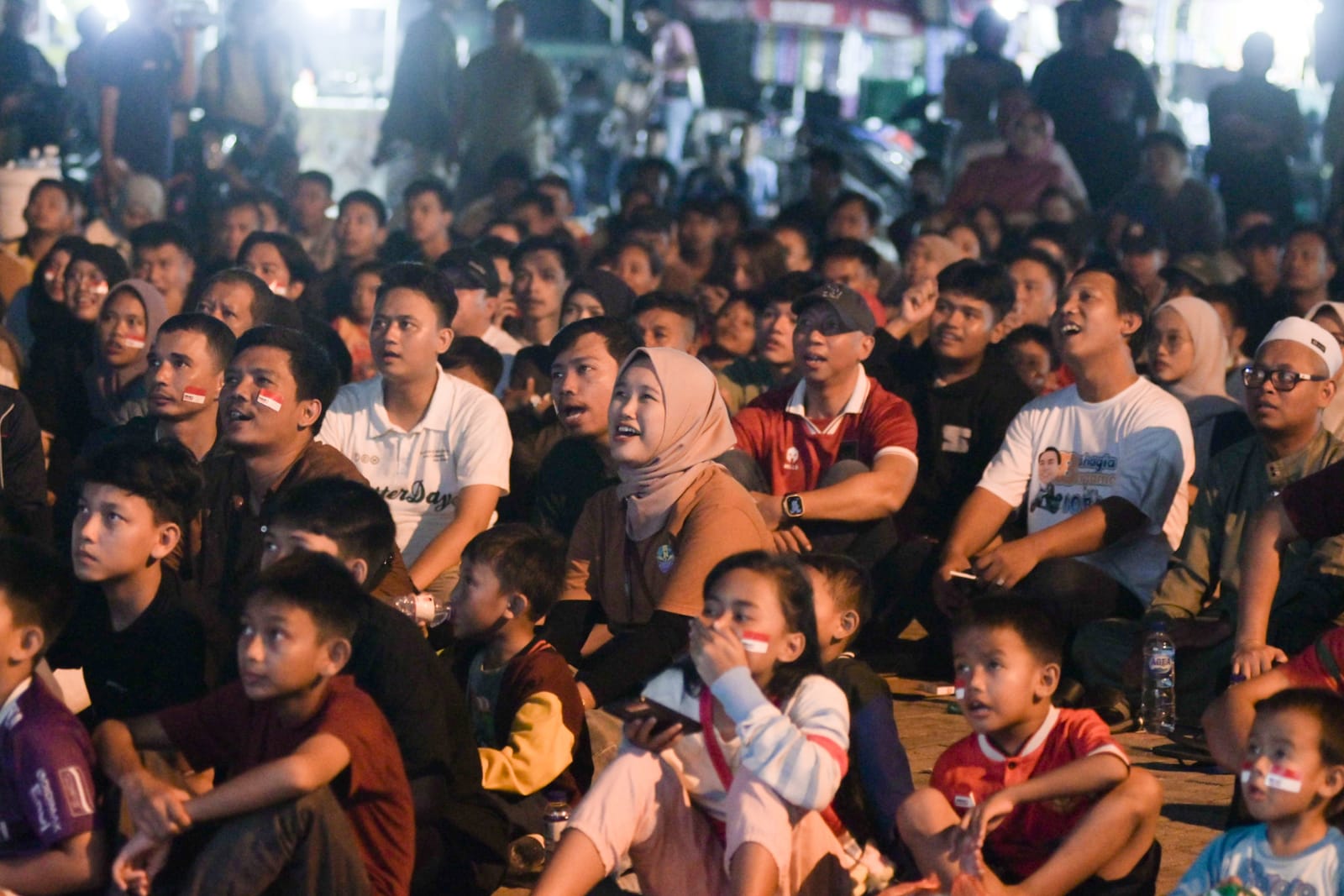 Semangat Kesederhanaan RMD Nobar di Pekor Bersama Masyarakat 