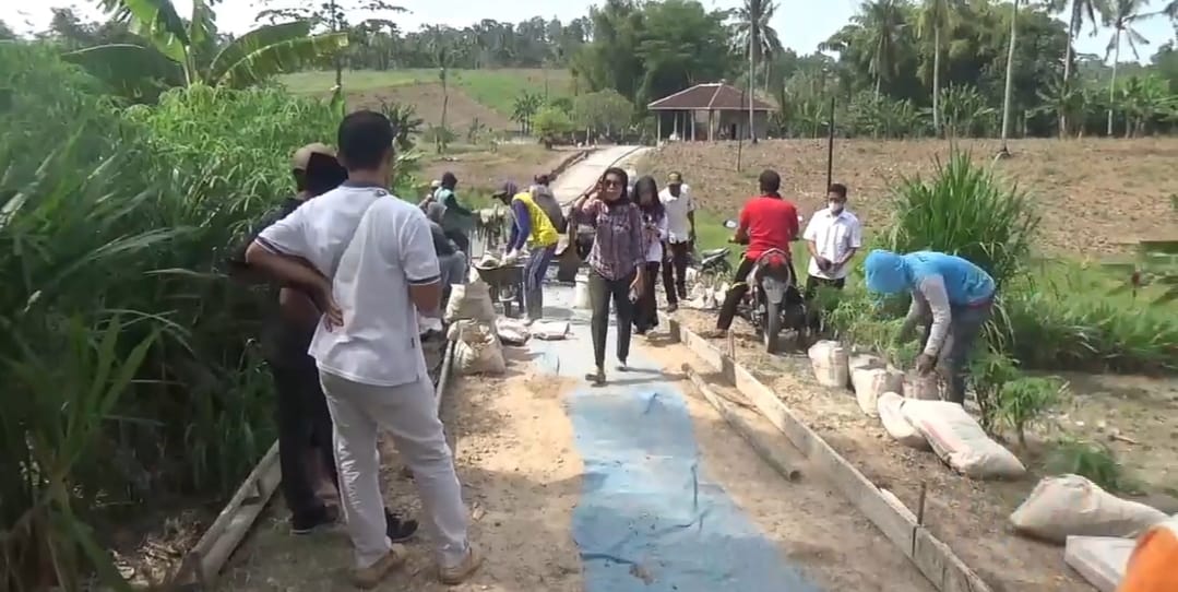 Pemdes Ruguk Bangun Jalan Cor Beton Program Ketahanan Pangan 250 Meter