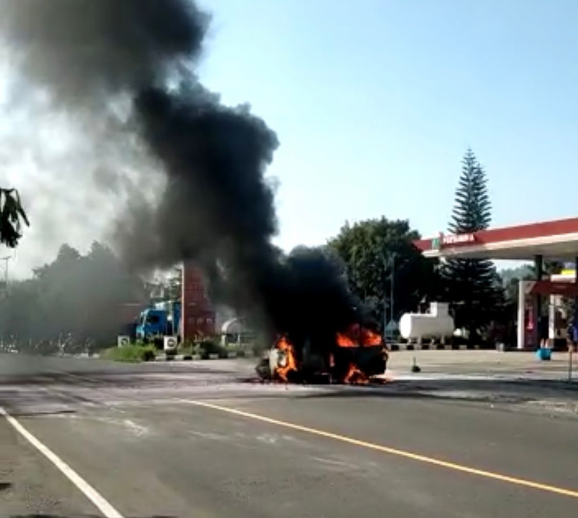 Angkot Terbakar di SPBU Desa Sukabaru