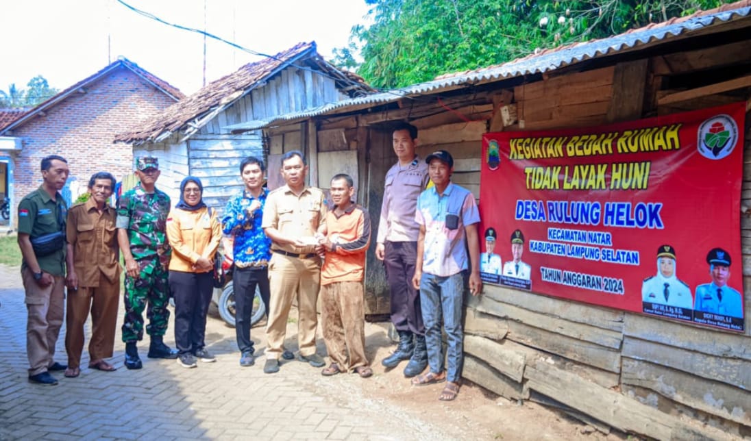 Desa Rulung Helok Anggarkan DD Rp10 Juta Untuk Membantu Masyarakat Memperbaiki Rumah Tidak Layak Huni 