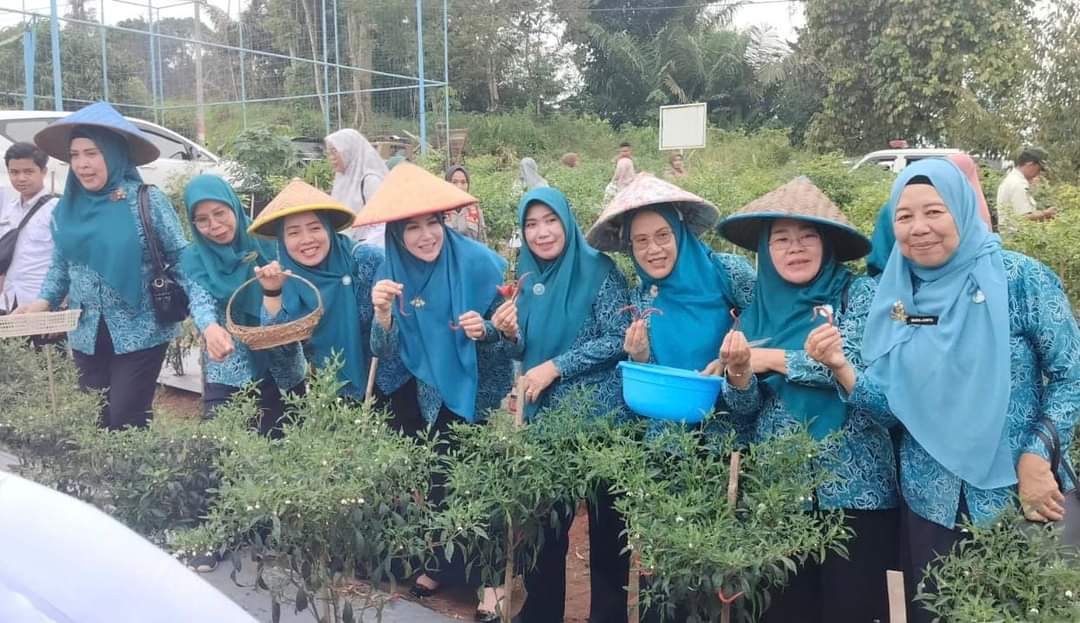 Hadiri Pengajian Rutin dan Panen Raya Cabai, Wakil Ketua TP-PKK Lampura Apresiasi Petani Cabai di Abung Barat