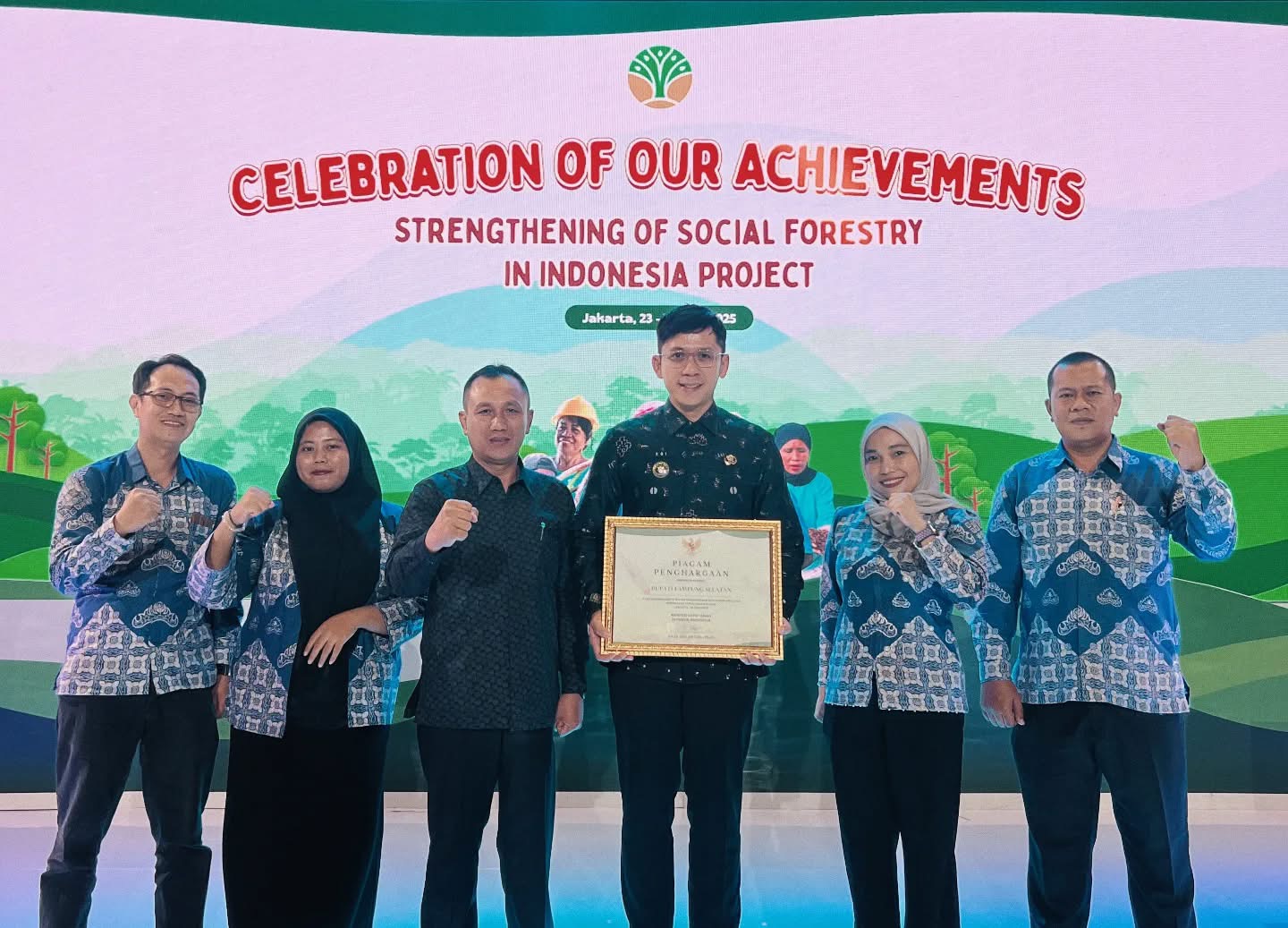 Bupati Egi Terima Penghargaan Celebration Of Our Achievement