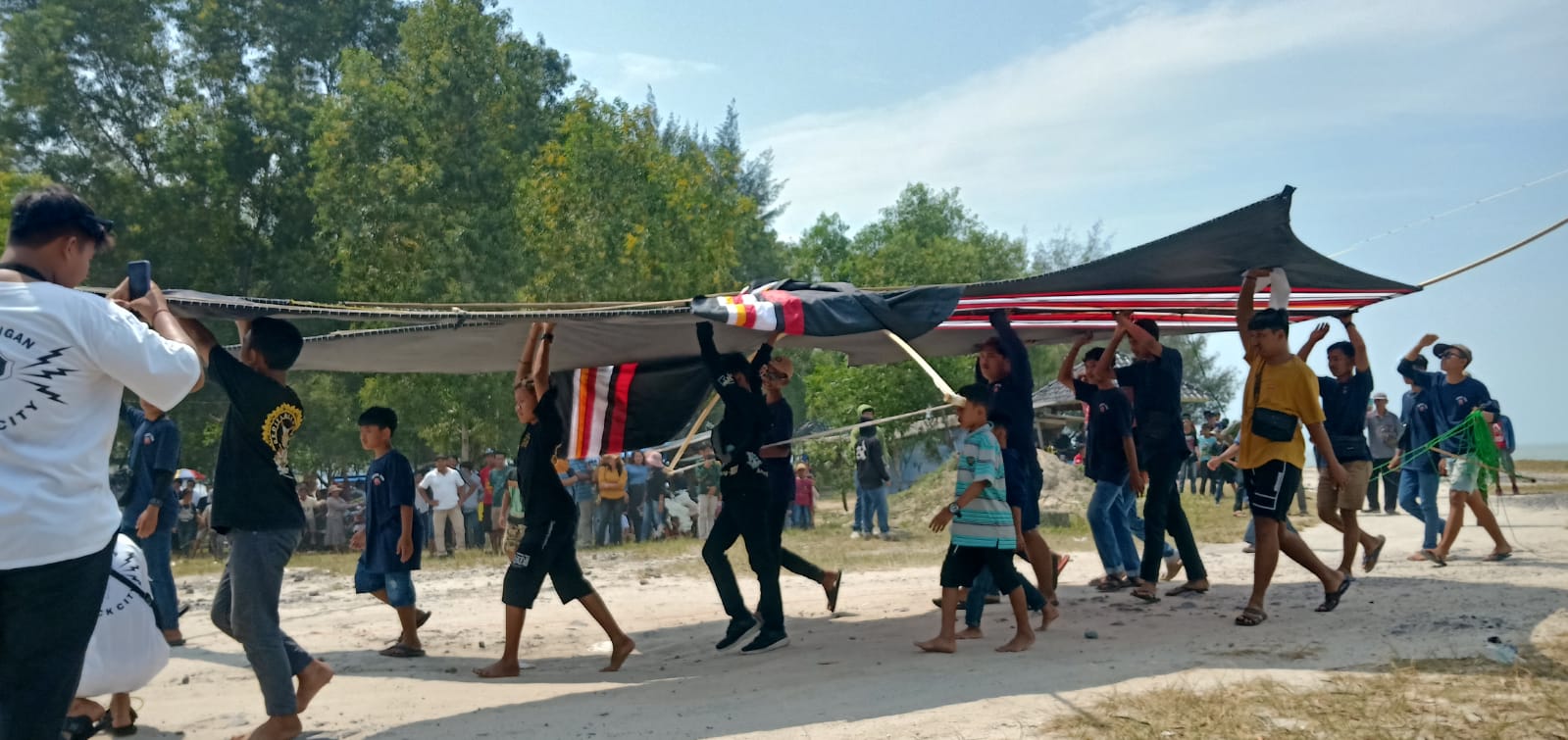 Meriahkan HUT RI ke-78, 40 Peserta Ikuti Lomba Layang-layang di Pantai Onaria Ketapang 