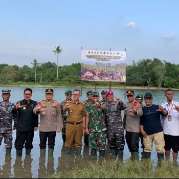 Keren! Jajaran TNI Kodim 0421/LS Tanam Mangrove Serentak Nasional Bareng Presiden Joko Widodo