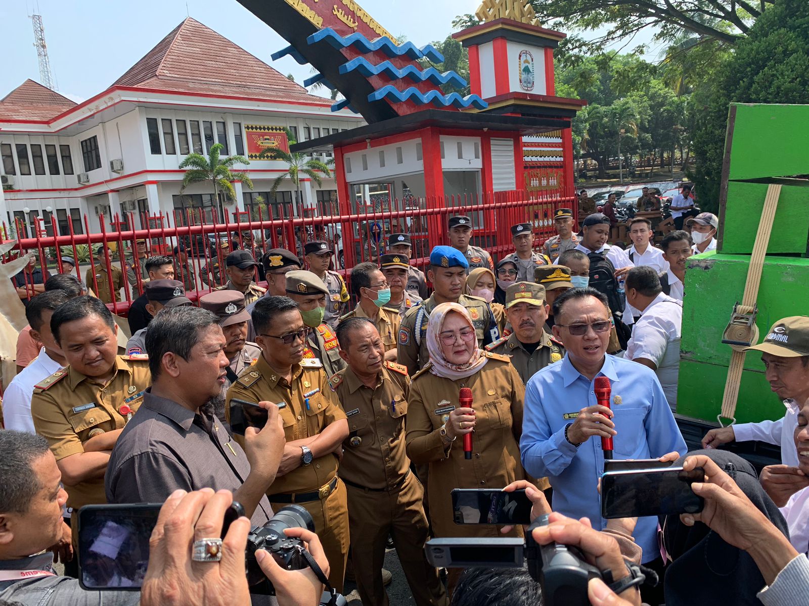 Tegas! Ratusan Guri Honorer Tidak Akan Berhenti Meski Sampai Sore Hari