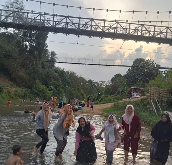 Usai Dibangun, Jembatan Gantung di Dusun Jelujur Desa Rulung Mulya Natar Jadi Objek Wisata Pilihan Masyarakat 