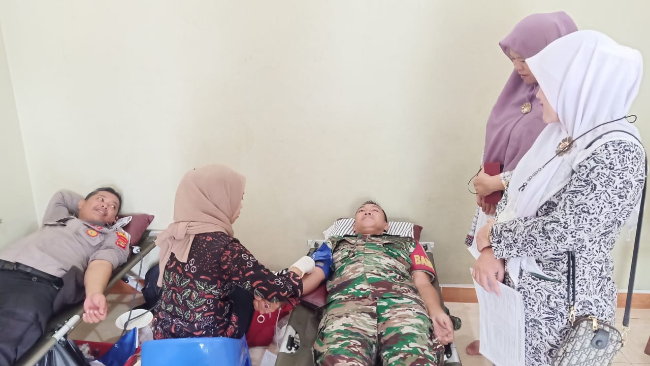 Anggota TNI Beri Contoh Donor Darah Bantu Sesama