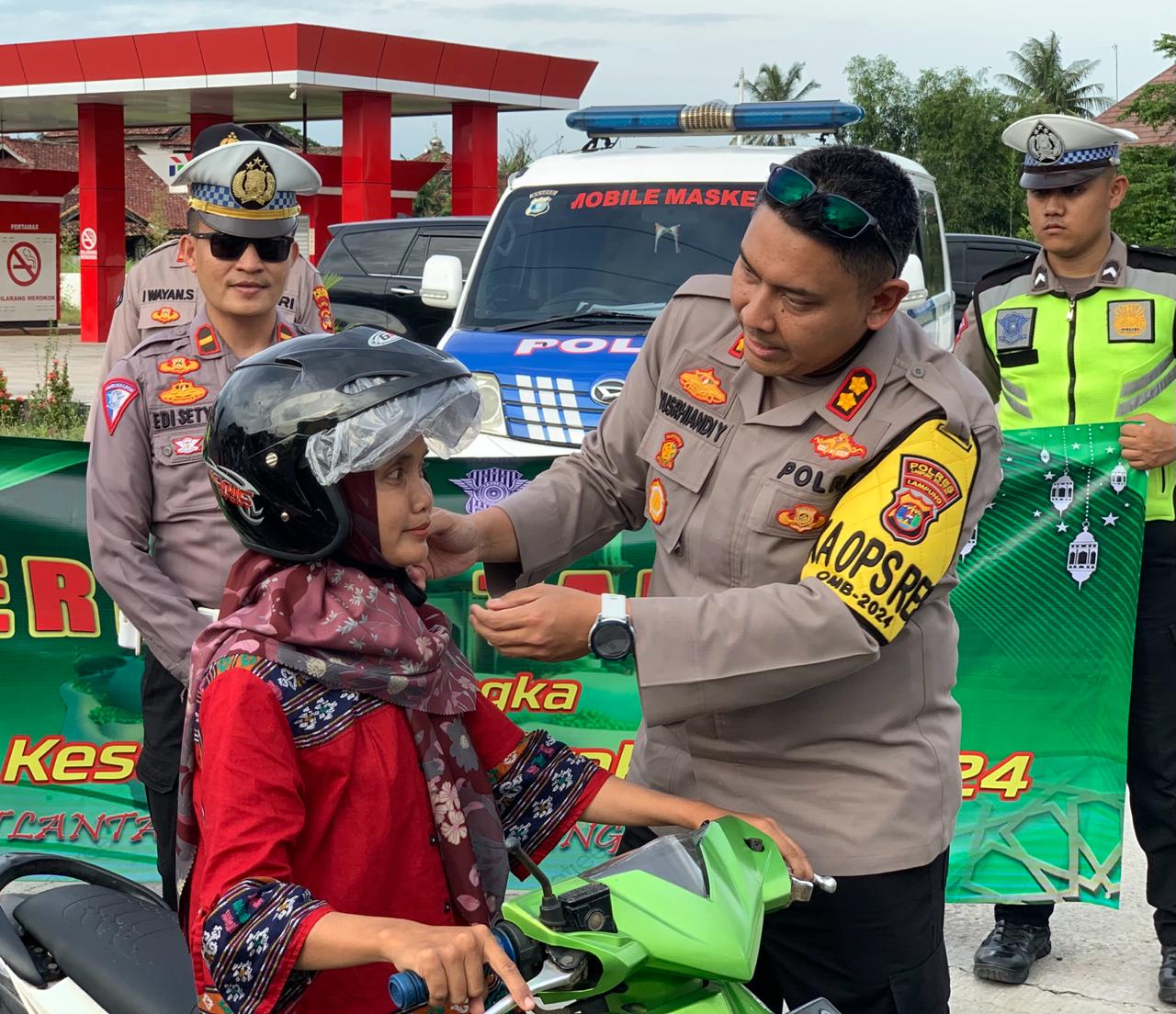 Momentum Ramadan, Sat Lantas Polres Lamsel Bagi-bagi Takjil dan Helm Dalam Rangka Kampanye Ops Krakatau