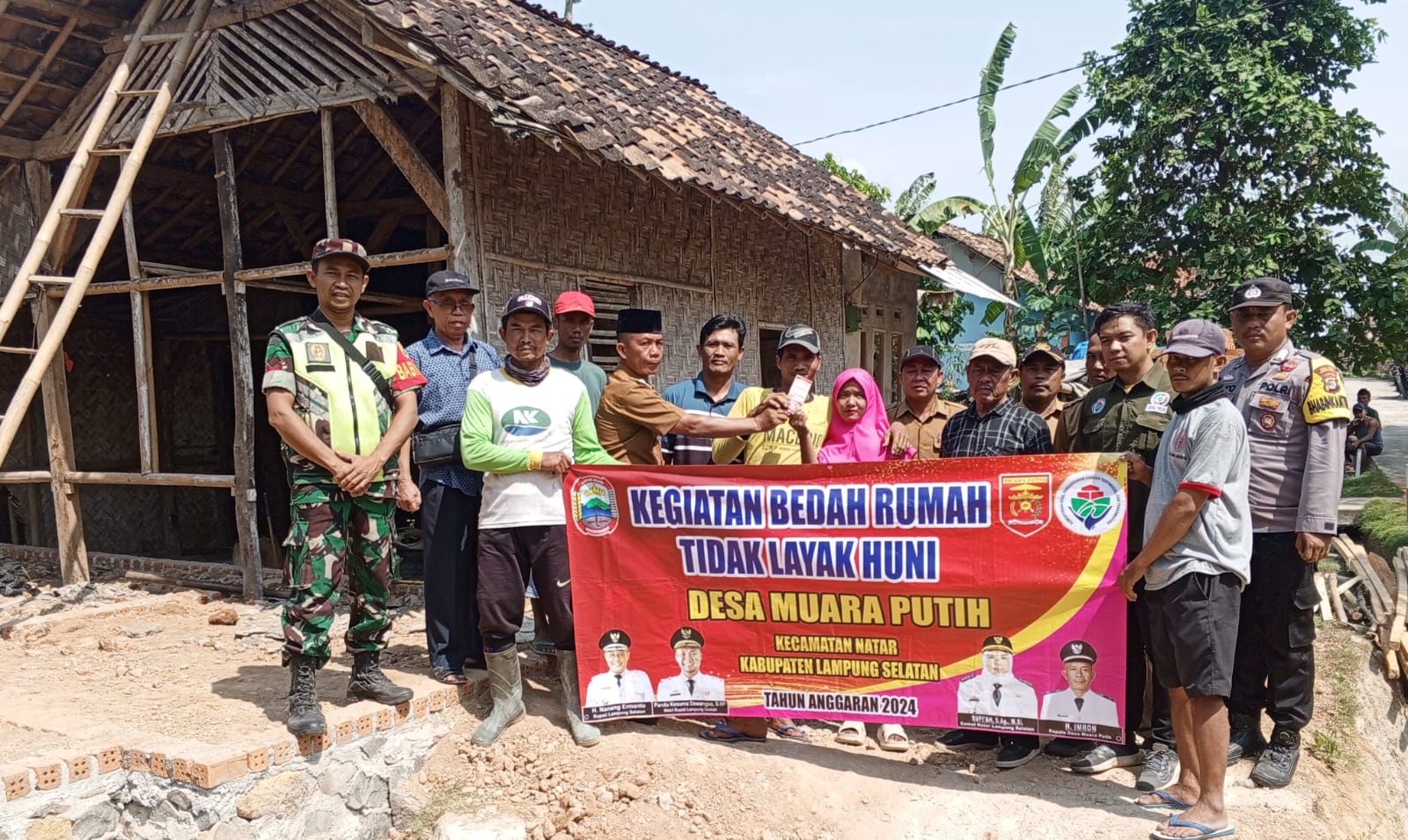 Kades Muara Putih Serahkan Bantuan Material Bangunan Untuk Dua Rumah Tidak Layak Huni