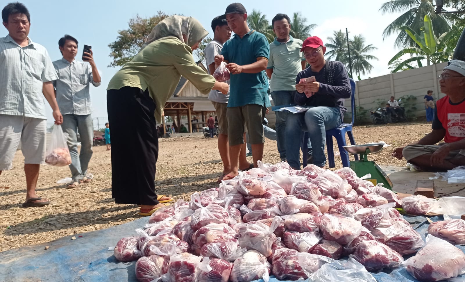 Erma Yusneli Bagikan Ribuan Paket Daging Kurban