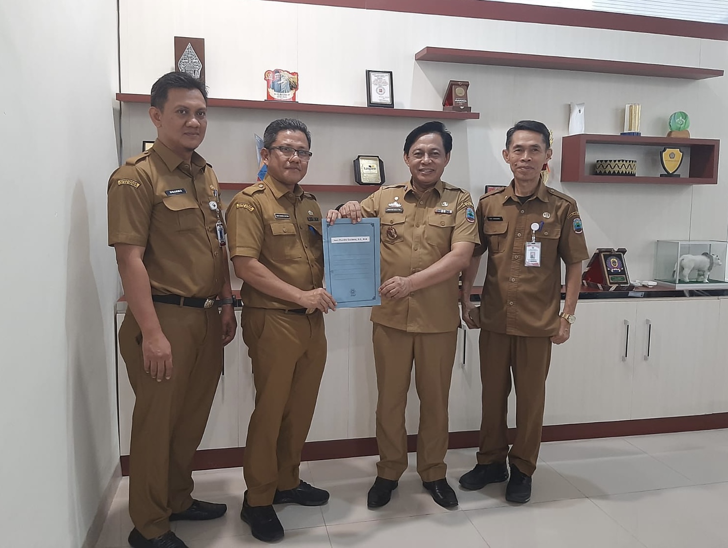 Iwan Borong Tiga Jabatan