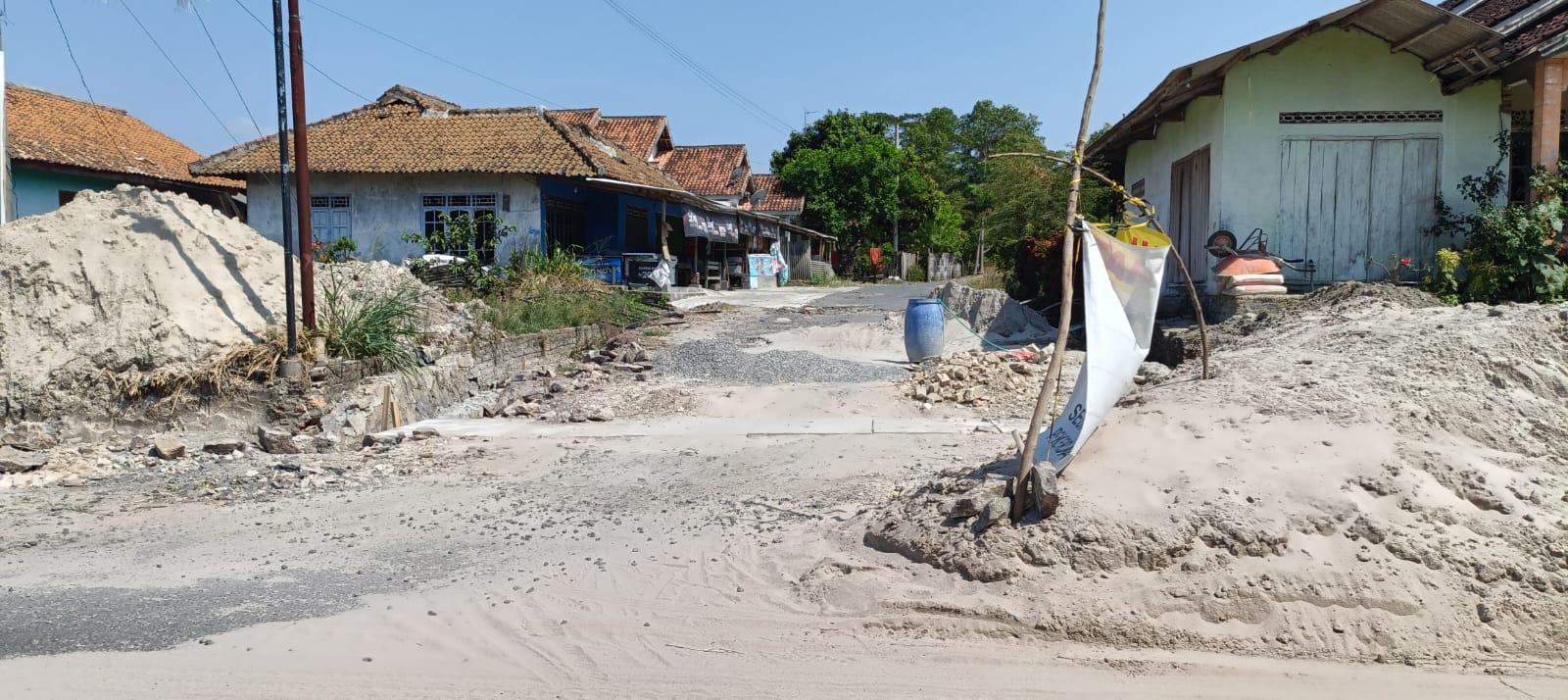 Masyarakat Kecewa, Pembangunan Gorong-gorong dan Talud Lambat dan Tak Ada Papan Proyek