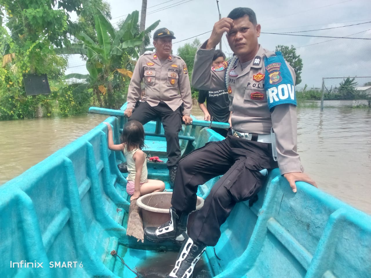 Kapolsek Sragi Pantau Banjir di Dusun Umbul Besar, Debit Air Mencapai 75 cm