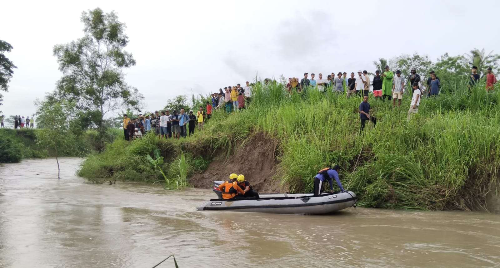 Remaja Warga Desa Trimomukti Kecamatan Candipuro Hanyut Terbawa Arus Sungai Way Galih