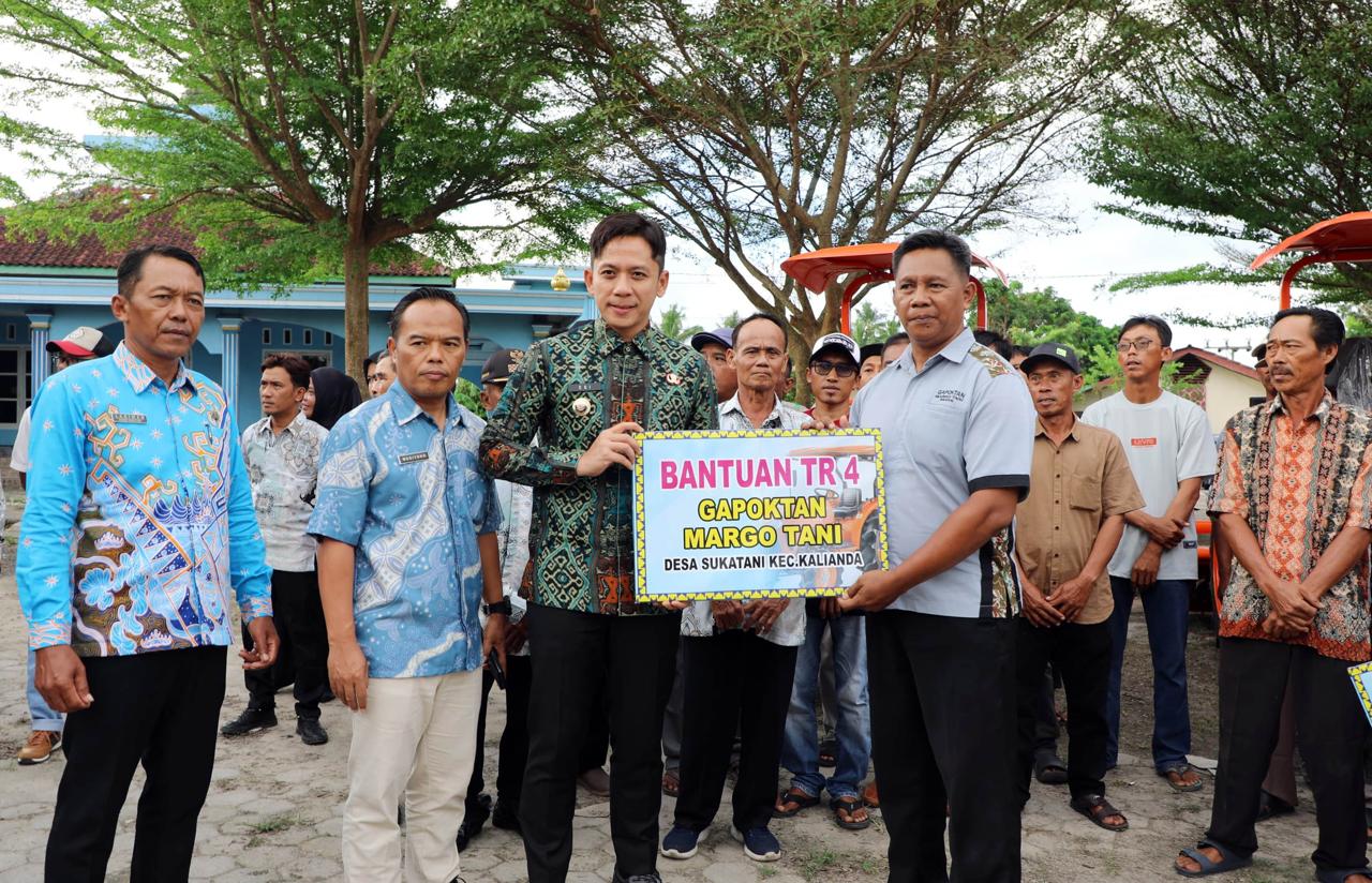 Serahkan Bantuan Alsintan ke Gapoktan Kalianda dan Palas, Bupati Egi: Petani Pahlawan Pangan
