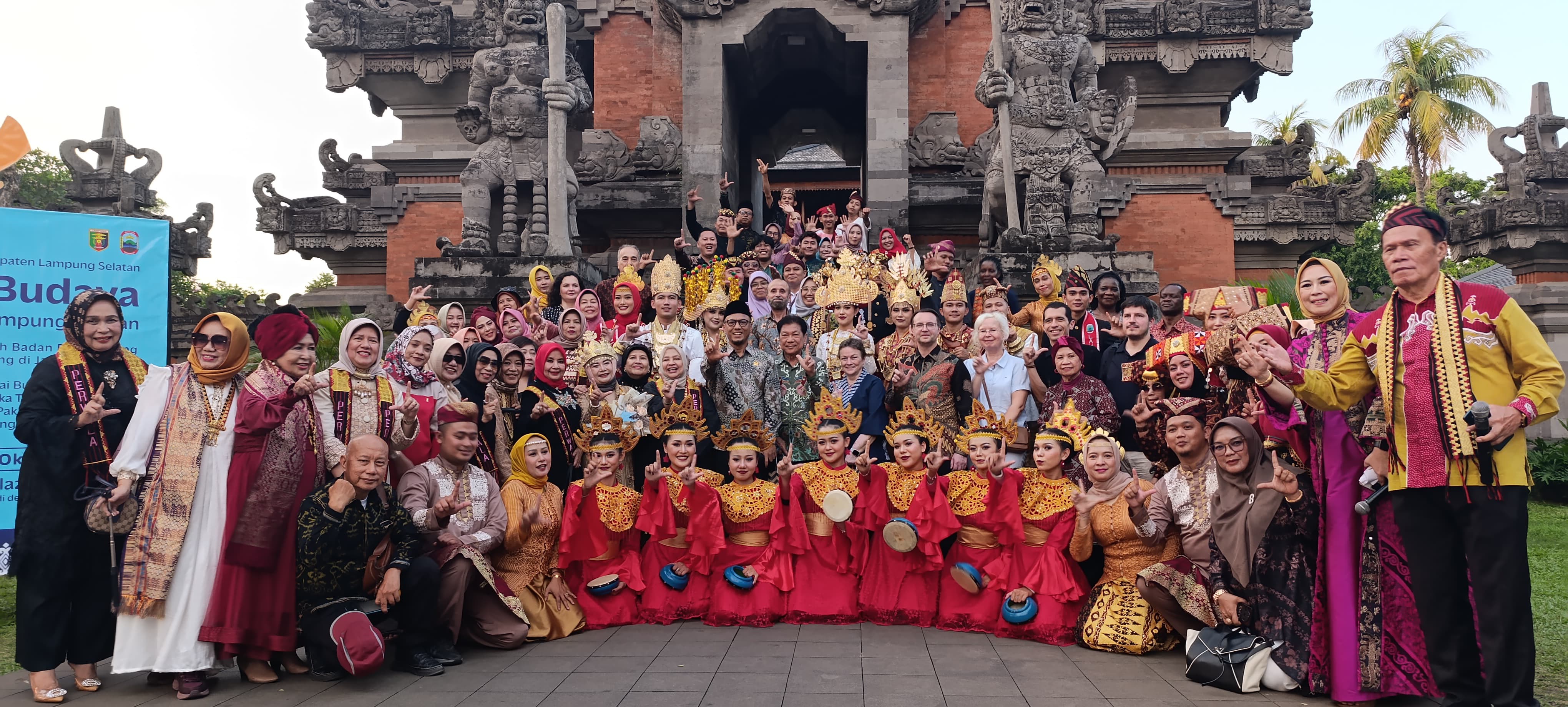 Pertunjukan Seni Budaya Lamsel di TMII Pukau Para Dubes Negara Sahabat