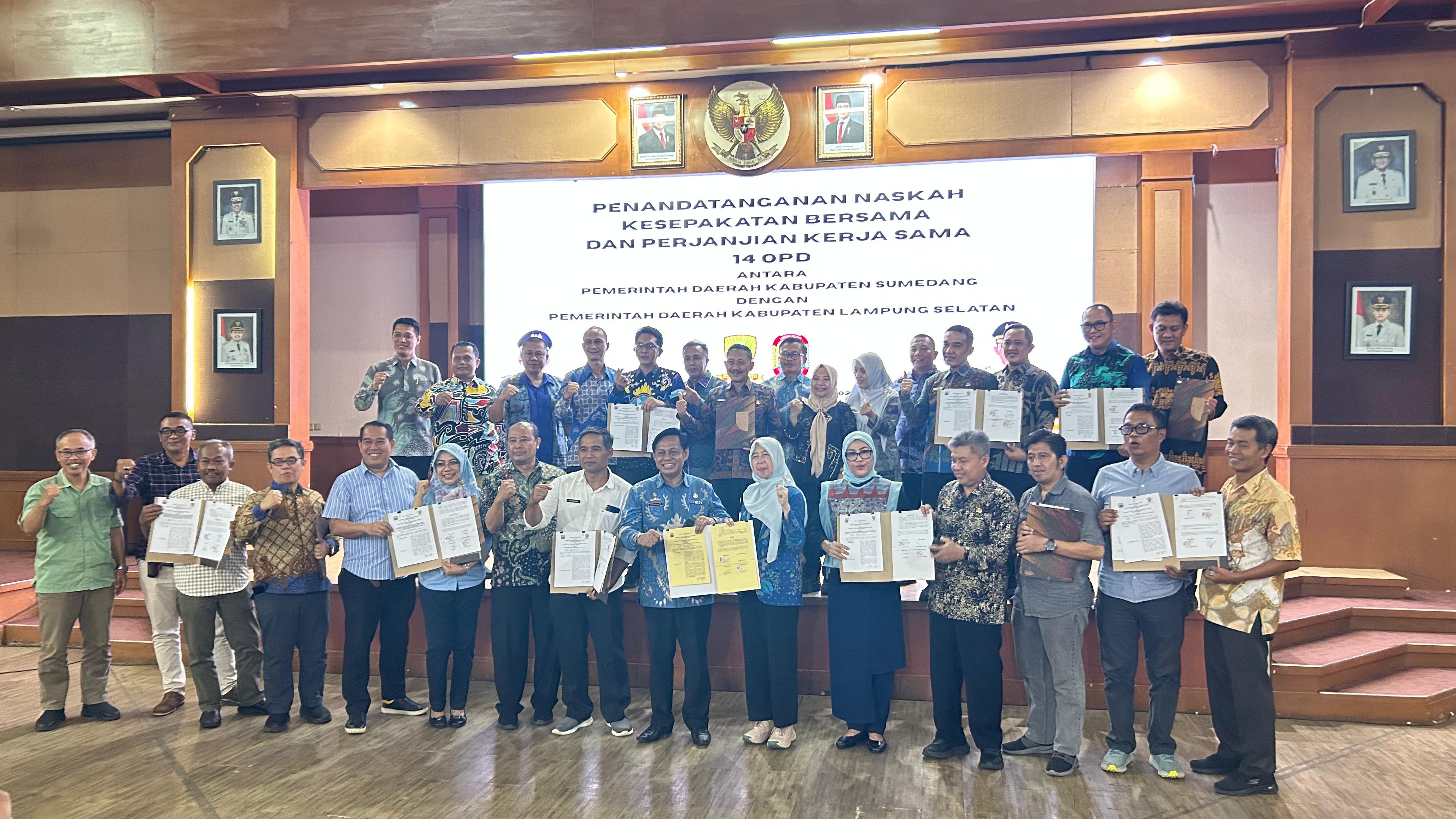 Bupati Lamsel dan Bupati Sumedang Tandatangani MoU Tata Kelola Pemerintahan, Plus Perjanjian Kerja 14 OPD