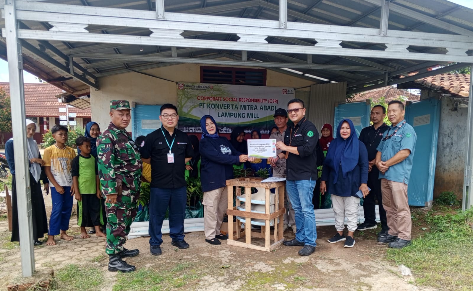 PT. Konverta Mitra Abadi Salur CSR Pembangunan Kamar Mandi Sekolah dan Taman Ratusan Pohon 