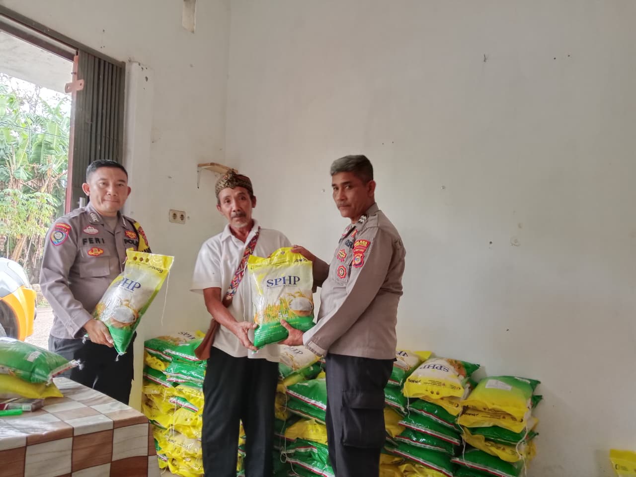 Gerakan Pangan Murah Polsek Natar Keliling Desa Salurkan Beras Langsung ke Masyarakat 