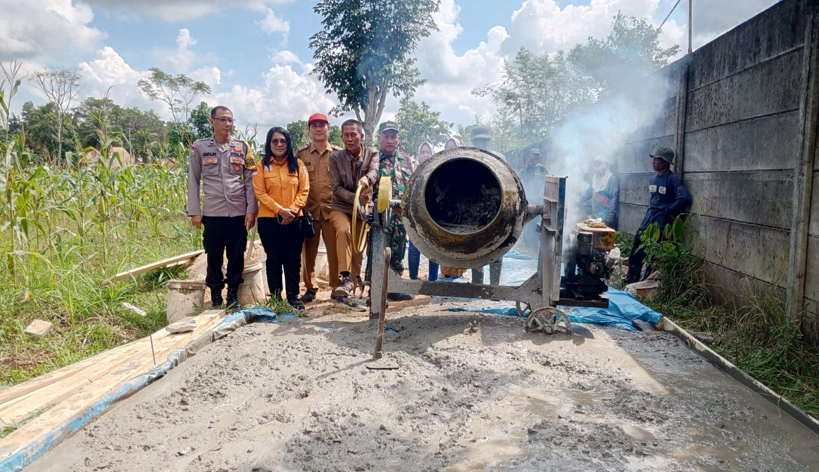 Desa Banjar Negeri Bangun Jalan Usaha Tani Ratusan Meter Program Ketahanan Pangan