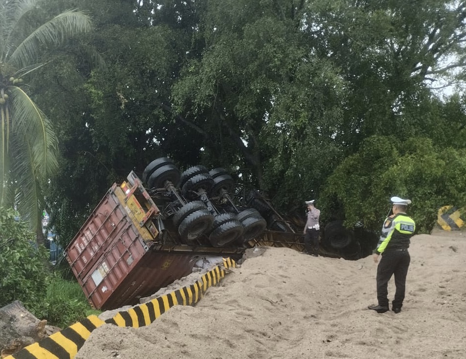 Truk Boks Terguling di Jalur Darurat Seaport Bakauheni