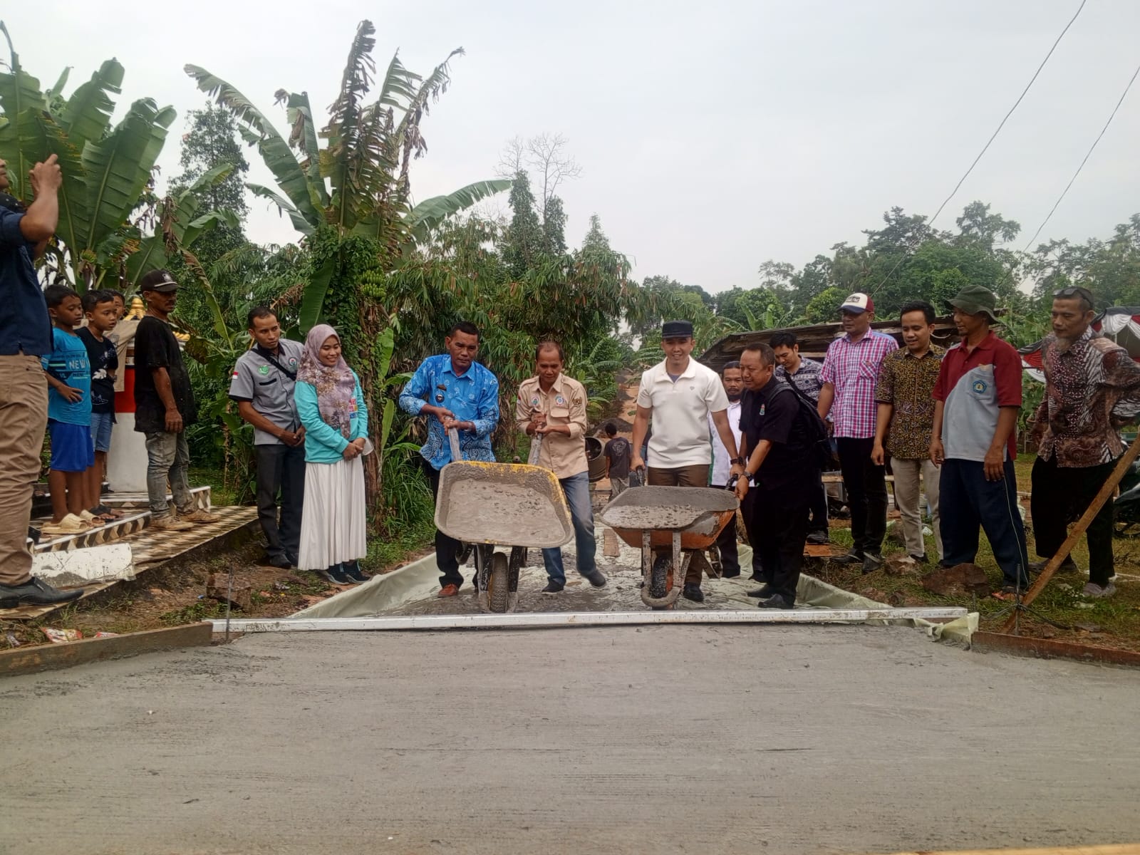 Pencairan Dana Desa Tahap Pertama Desa Hajimena Bangun Jalan Ditiga Titik Dengan Panjang 655 Meter