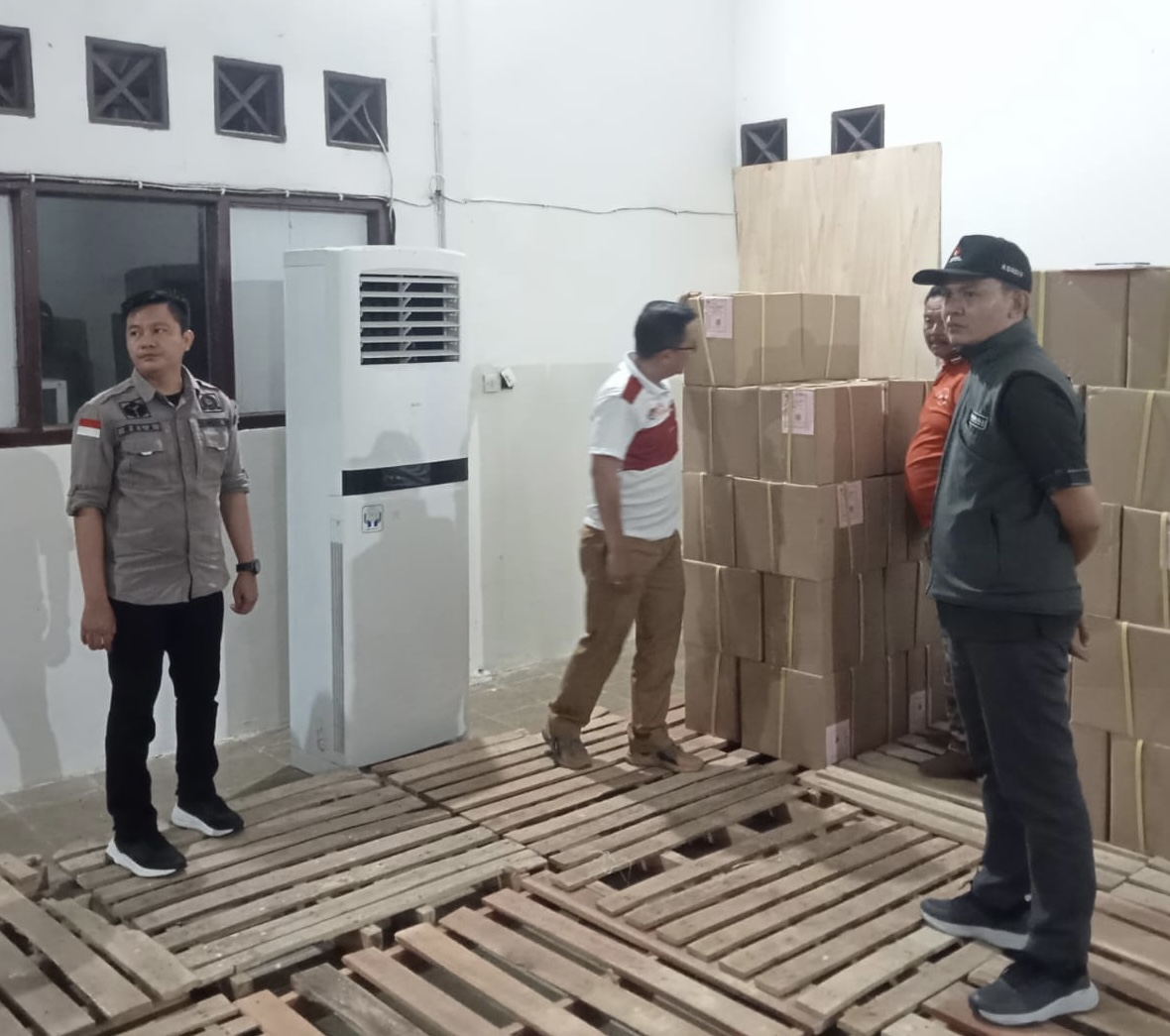 Bawaslu dan Polres Lamsel Awasi Logistik Pikada, Komisioner KPU Malah Absen