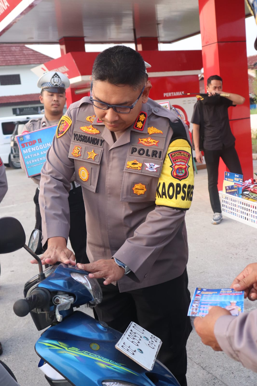 Gebyar Operasi Patuh Krakatau 2024, Kapolres Lamsel Turun Kejalan Bagi-bagi Coklat