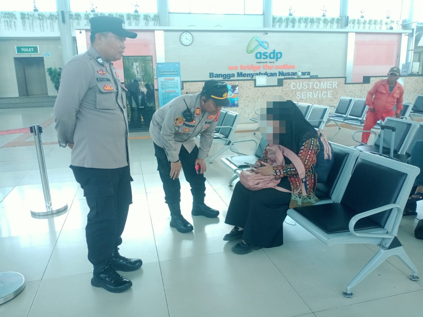 Aksi Simpatik Polisi di Pelabuhan Bakauheni, Bujuk Anak Depresi yang Hendak Menyebrang ke Pulau Jawa