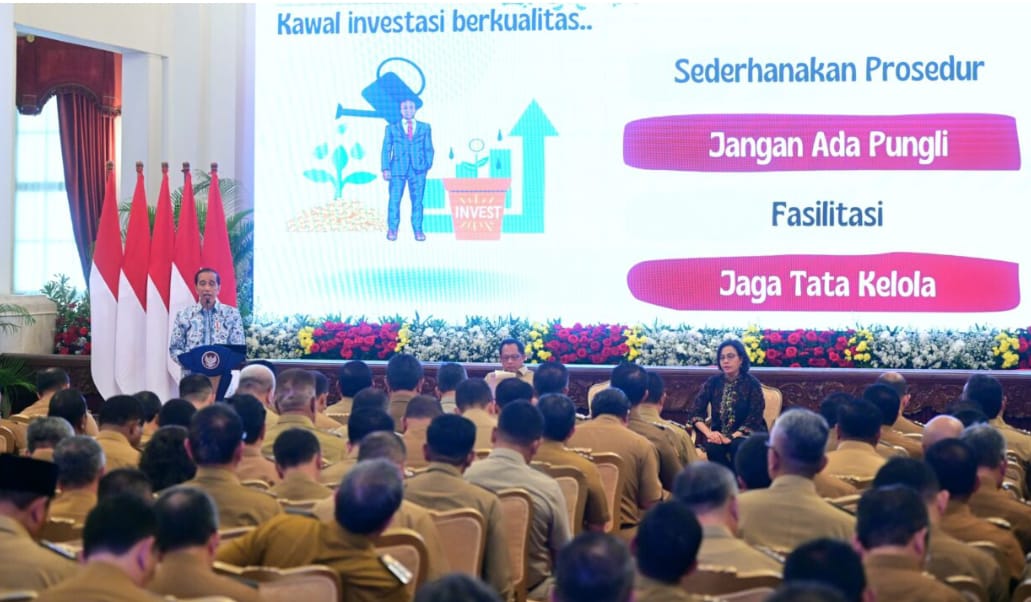 Presiden Jokowi: Bagaimana Mau Bersaing Kalau Masih Berbulan-bulan Mengurus Izin, di Meja Ini, Meja ini? 