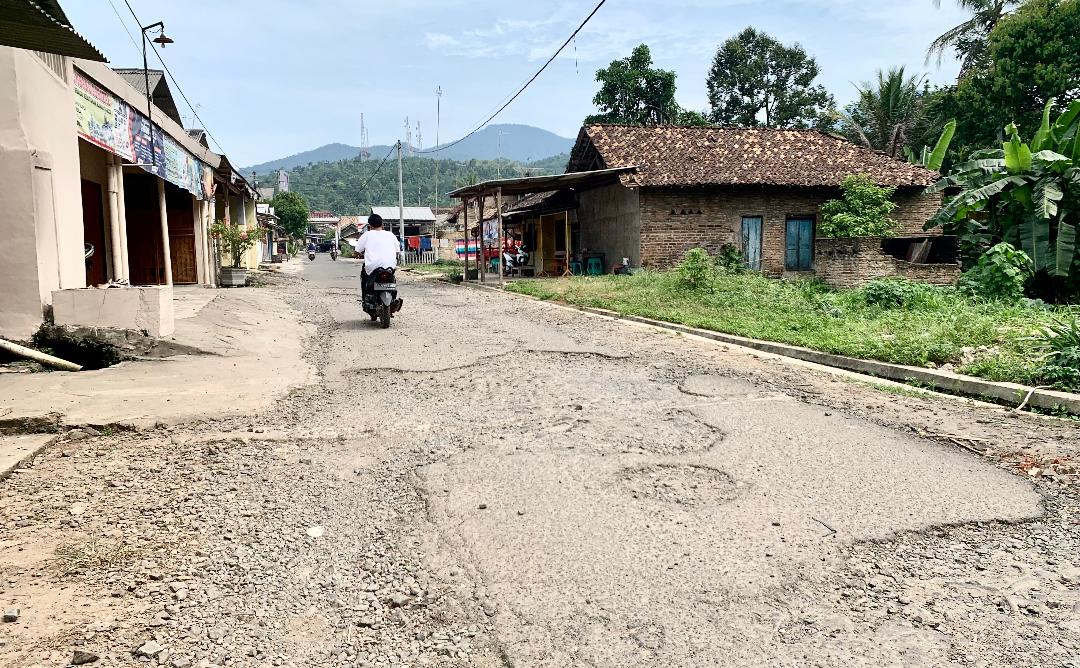 Jalan Penghubung Desa Pasuruan - Kelaten Butuh Sentuhan