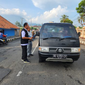 Bagi-bagi Brosur Jadi Cara Cerdas Samsat Kalianda Tarik Masyarakat Supaya Bayar Pajak