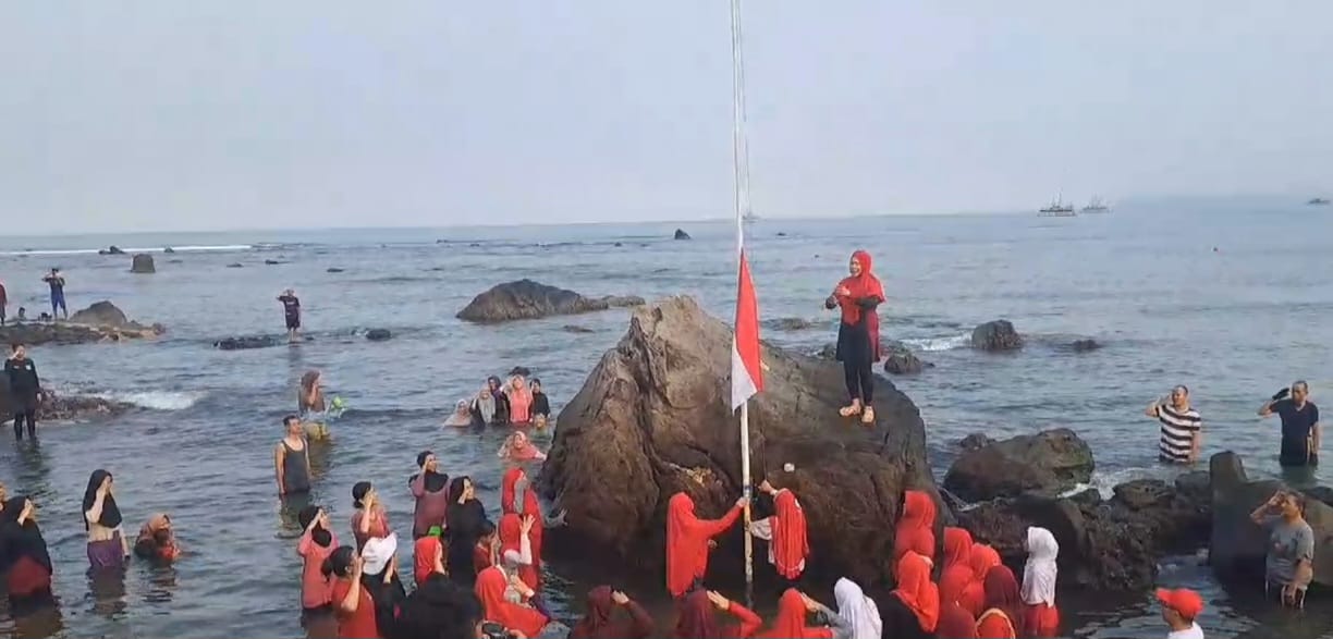 Keren, Pokdarwis Way Panas Kalianda Bawah Gelar Upacara Bendera di Laut