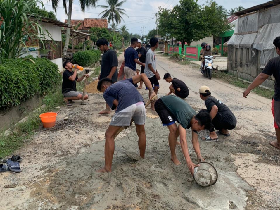 Langkah Karang Taruna di Desa Bupati Lamsel ini Patut Ditiru, Gotong Royong Tambal Jalan Berlubang