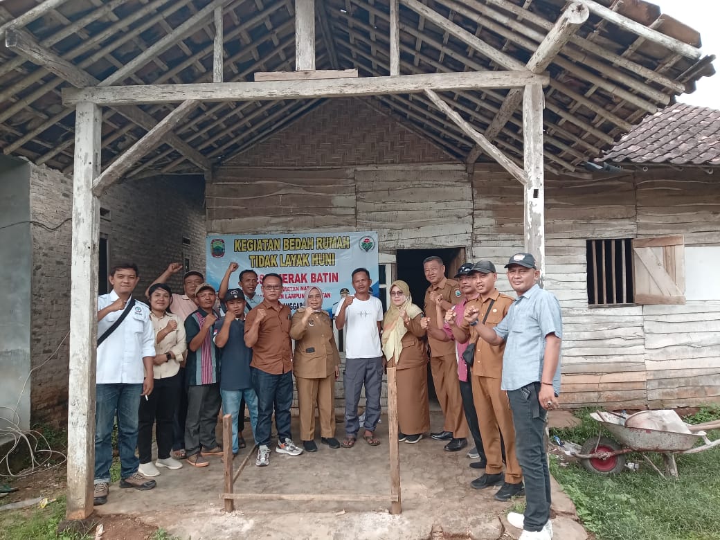 Pemerintah Desa Merak Batin Salurkan Bantuan Material Bangunan Untuk Bedah Rumah Tidak Layak Huni 