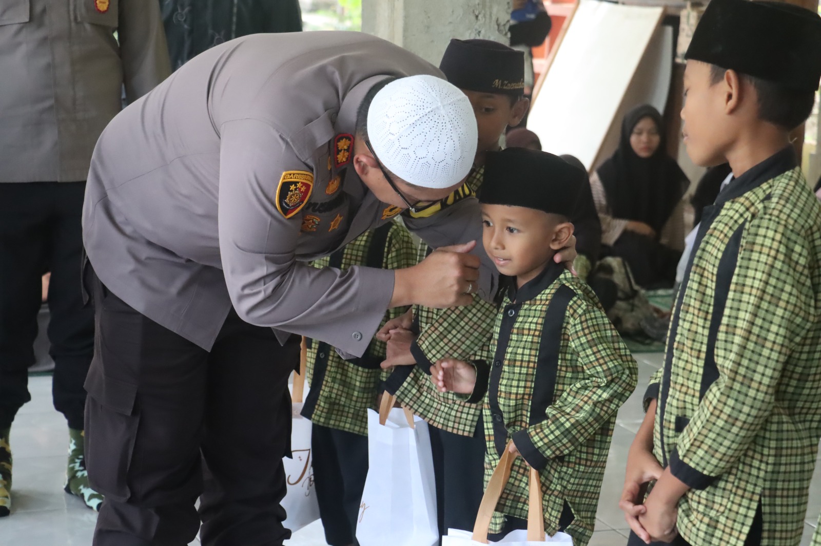 Polres Lampung Selatan dan Bhayangkari Bagikan Takjil Gratis untuk Santri di Bulan Ramadan