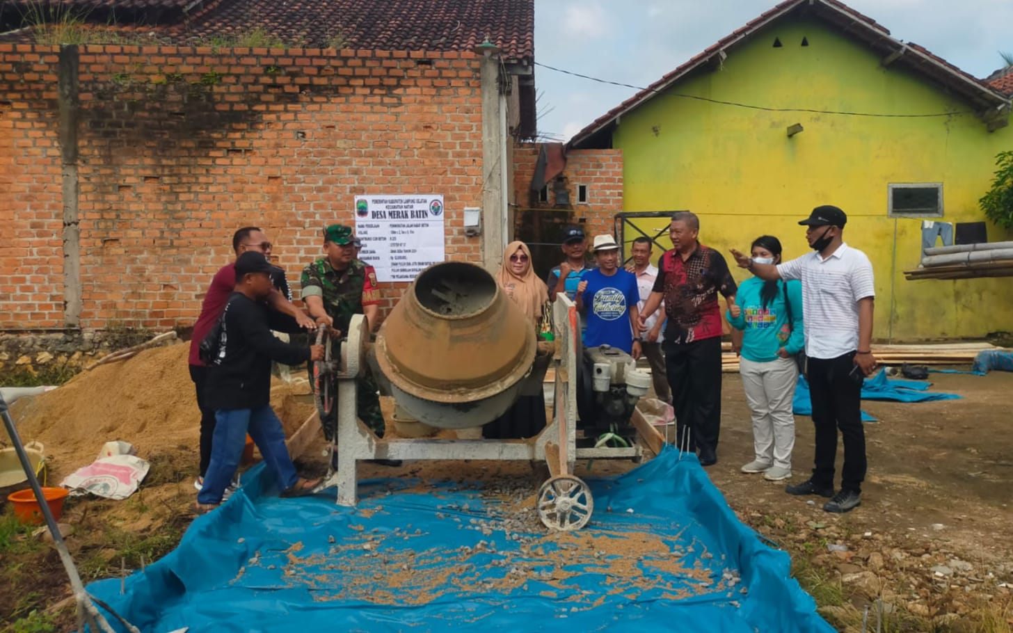 Gelontorkan DD Rp62 Juta, Desa Merak Batin Bangun Pasilitas Jalan Beton Menuju Pemakaman Umum