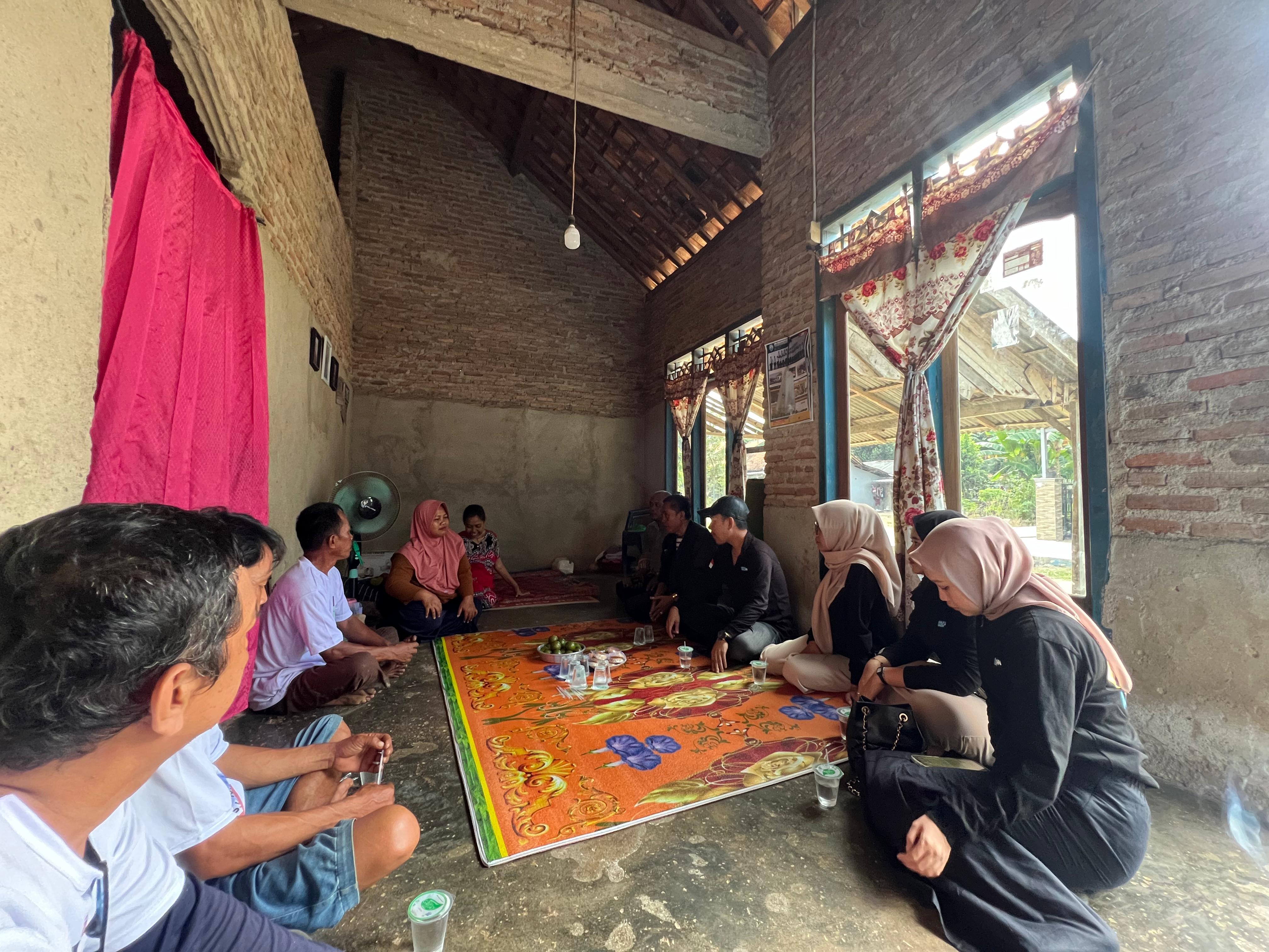 Relawan Kawan Muda HERO Sambangi Rumah Rohimah Penderita Tumor dan Kanker