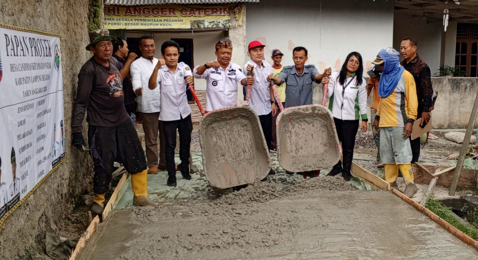 Usai Bagikan BLT Pemerintah Kecamatan Melakukan Peletakan Batu Pertama Pembangunan Jalan di Desa Candimas
