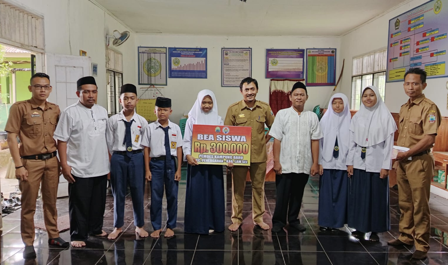 Siswa Berprestasi Dapat Beasiswa dari Desa