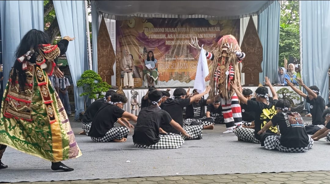 Pergelaran Seni Kelas XII SMA Negeri 1 Ketapang Berlangsung Spektakuler