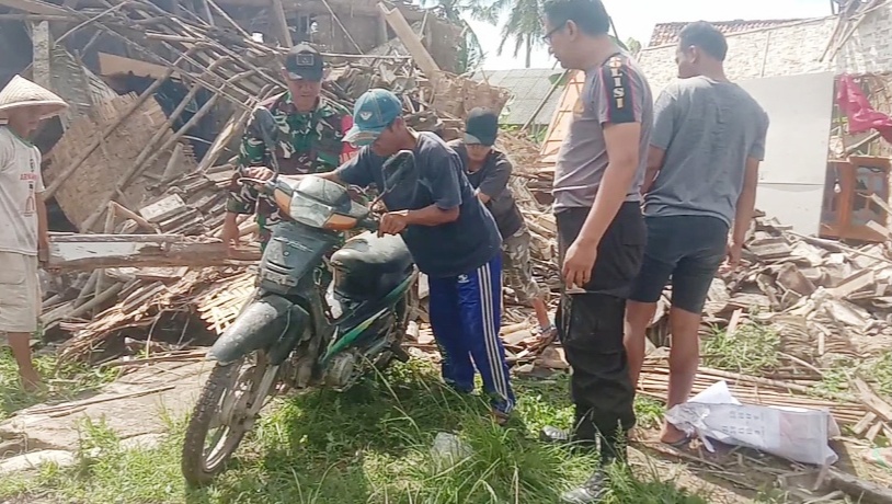 Rumah Roboh, Satu Keluarga Selamat