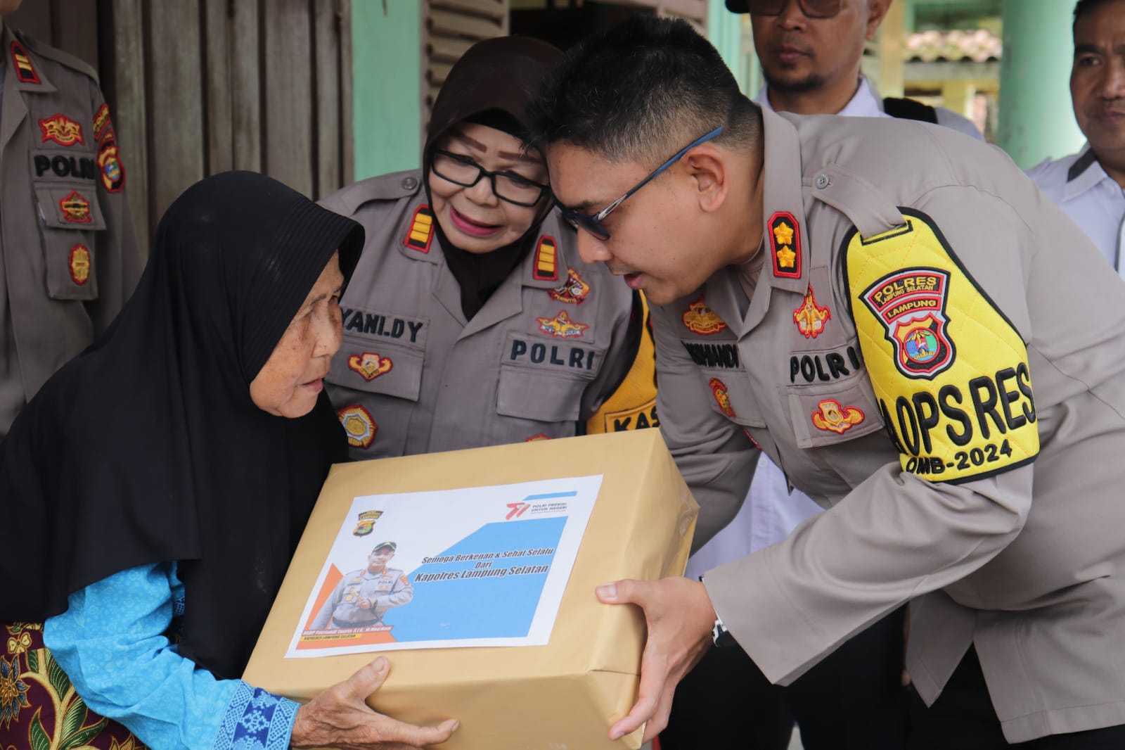 Kapolres Lampung Selatan Salurkan Bantuan Untuk Korban Terdampak Puting Beliung di Merbau Mataram 