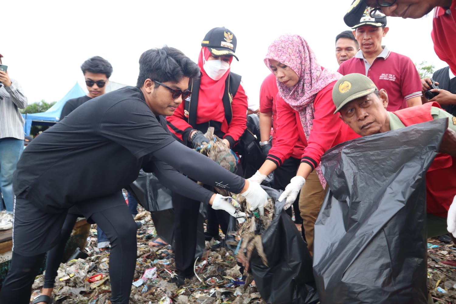 Gerakan Bersih-bersih Pemkot Bandar Lampung, 300 Ton Sampah Terkumpul di Pantai Nelayan Payang