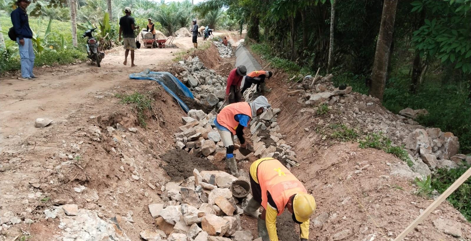 Dapat Antensi Warga, CV. Saloi Pitu Tanggap Benahi Proses Pengerjaan Irigasi