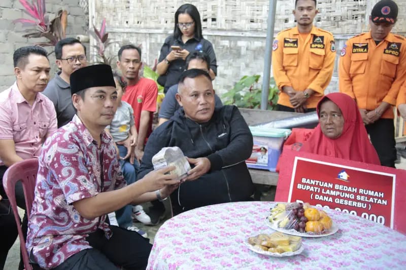 Pemkab Lampung Selatan Salurkan Bantuan Bedah Rumah Dari Gerakan Sedekah Rp 1000 Sehari di Kecamatan Ketapang 