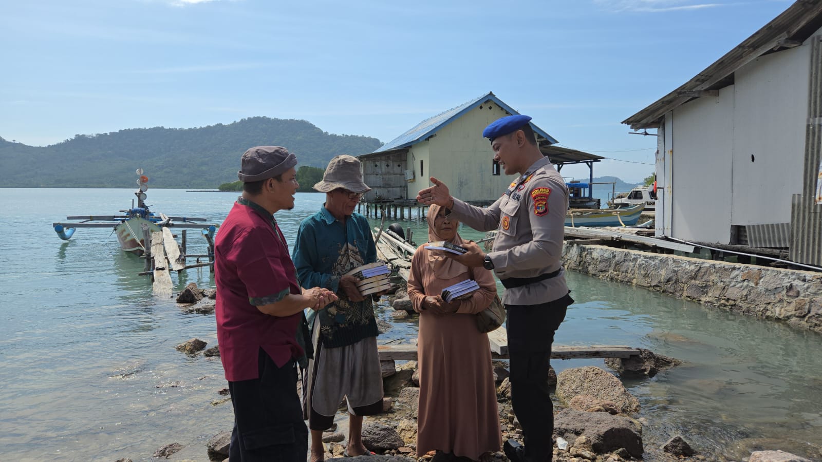 Satpolair Polres Lampung Selatan Salurkan Donasi Al-Qur’an dan Iqro ke Anak-anak TPA Pulau Rimau