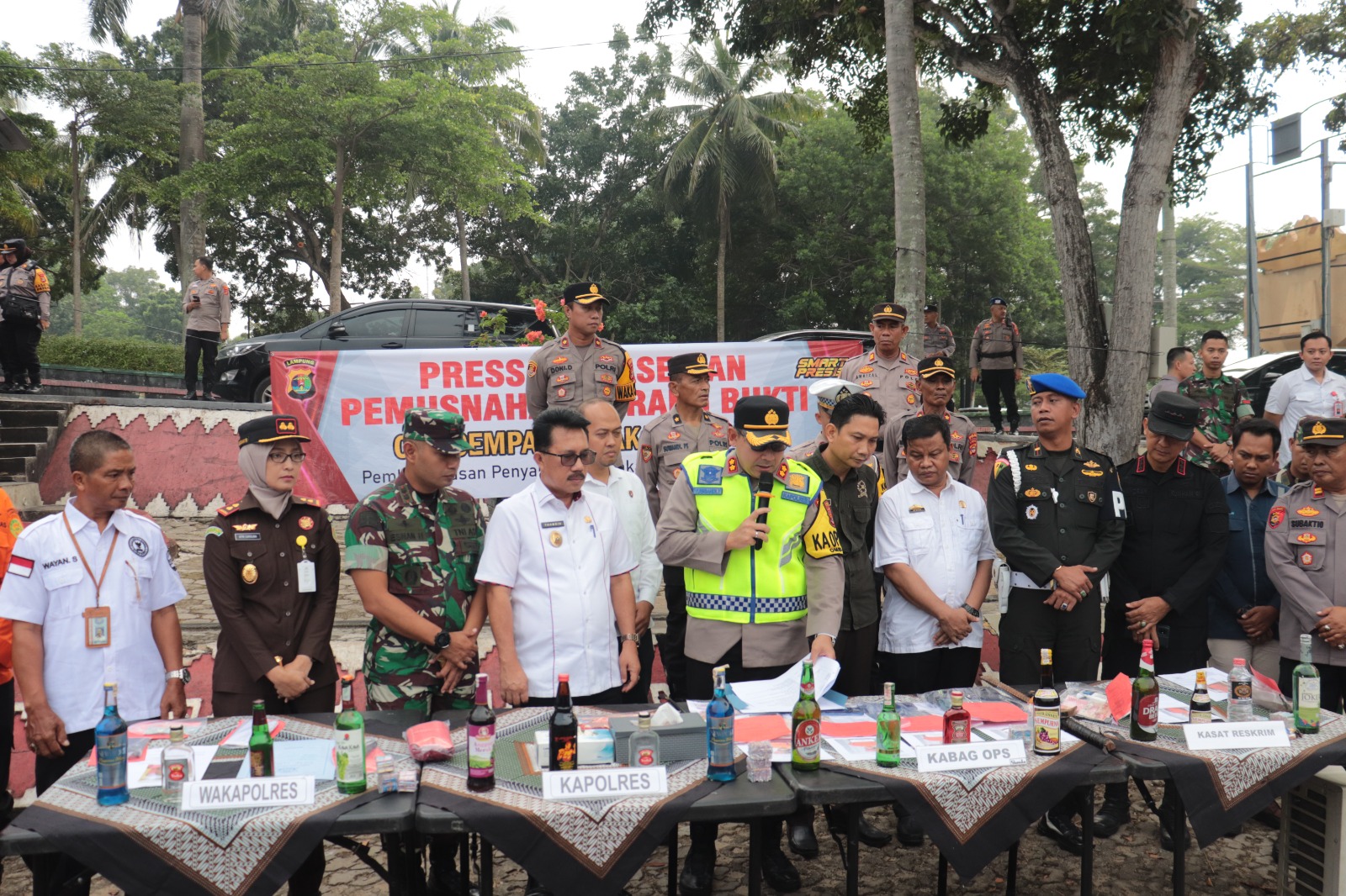 Hasil Ops Cempaka, Ratusan Botol Miras Pelbagai Jenis Dimusnahkan