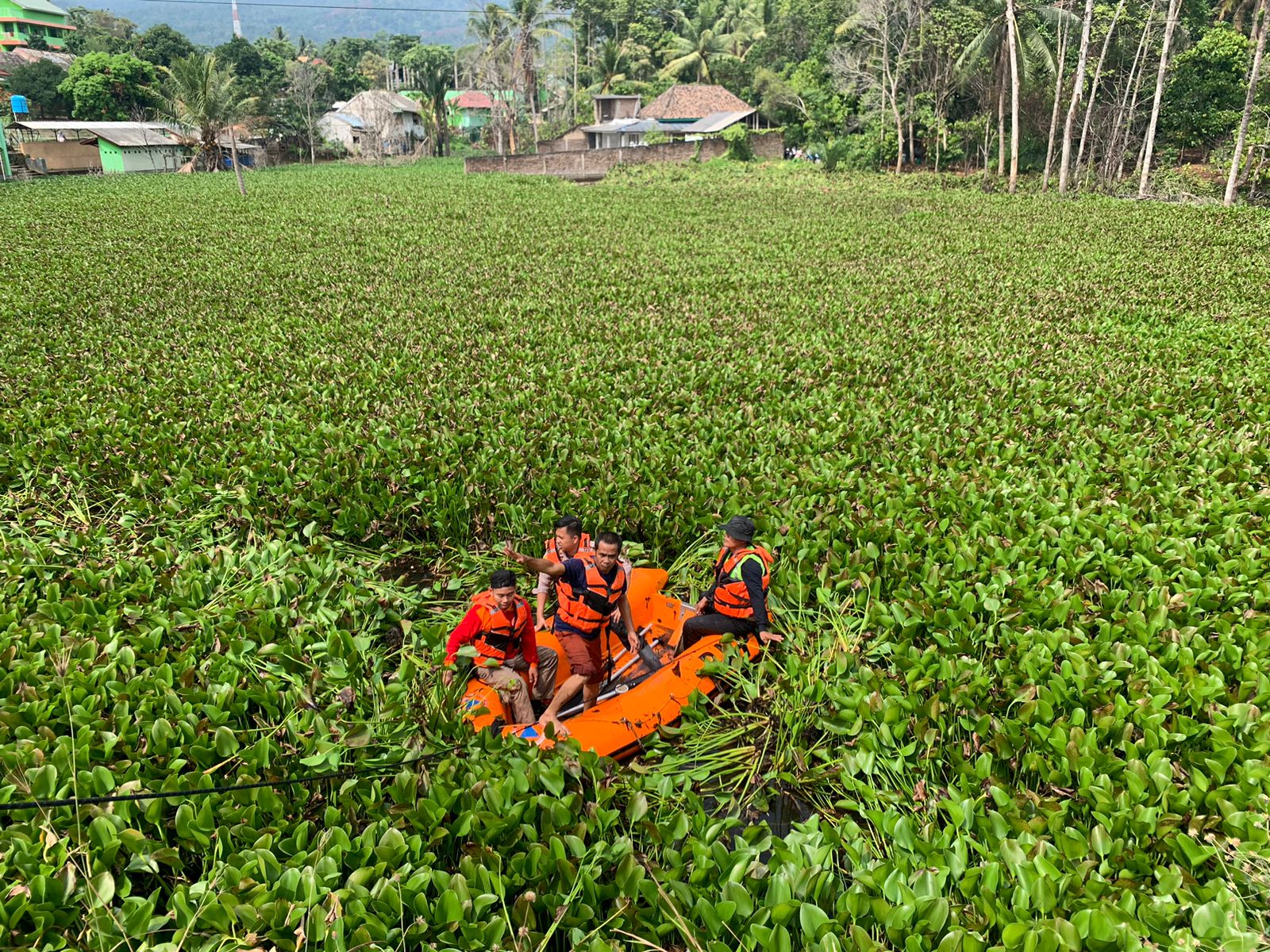 Kades-Warga dan Jajaran BPBD, Polsek Penengahan Gotong Royong, Camatnya Malah Melipir